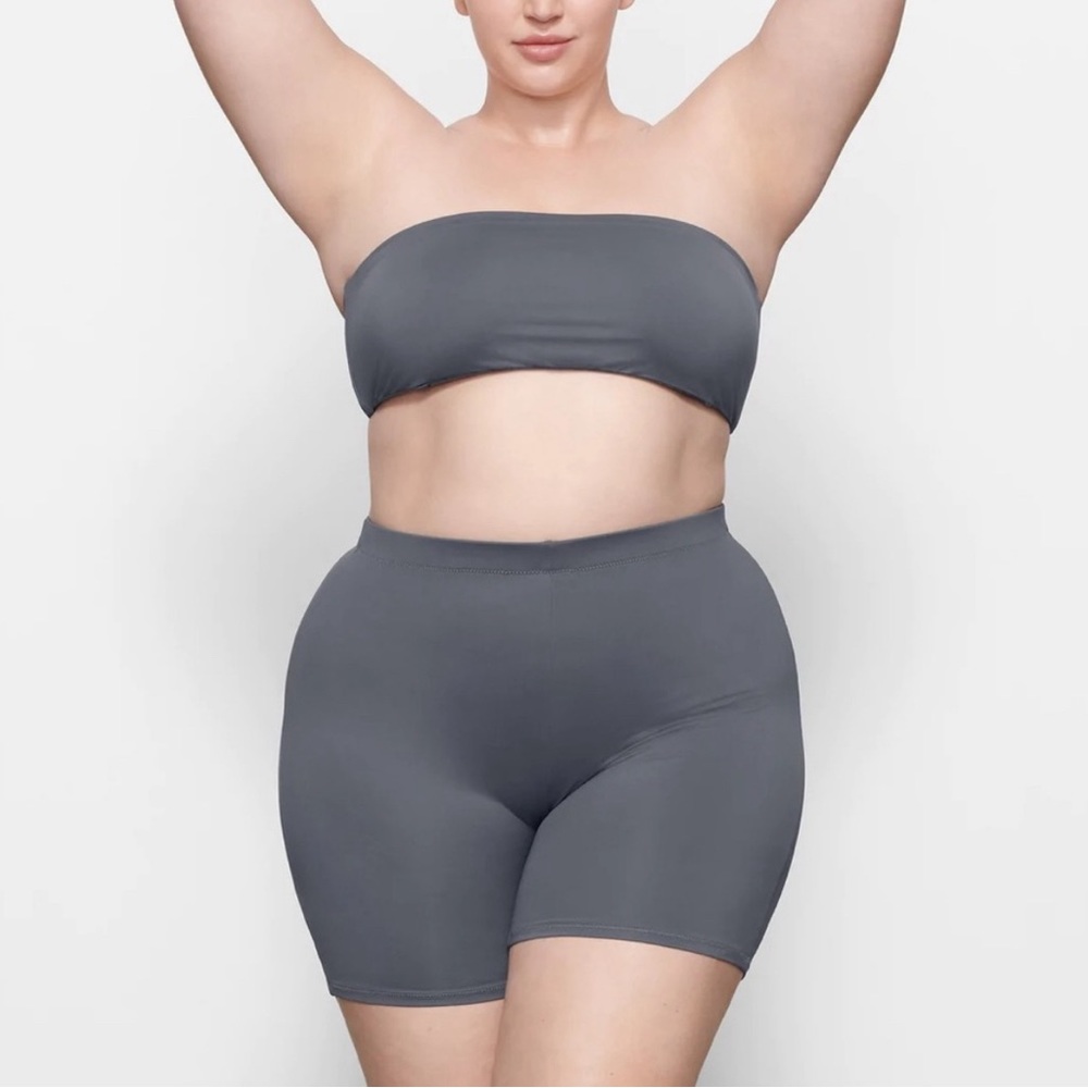 Skims swim shorts in color gunmetal